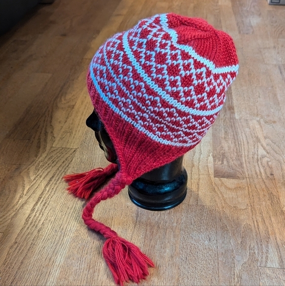 Cozy Red & White Knit Winter Hat with Tassels 🎄 ❄️ - Picture 4 of 7
